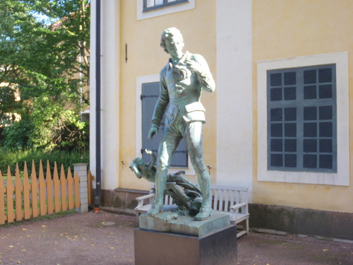 Statue of the younger Carl Linnaeus.